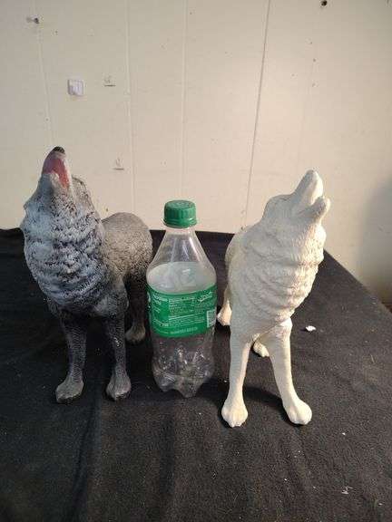 2 Wolf statues