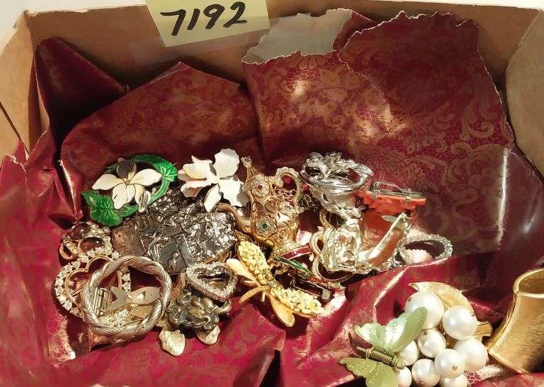 Vintage jewelry. Pins, brooches, earings.