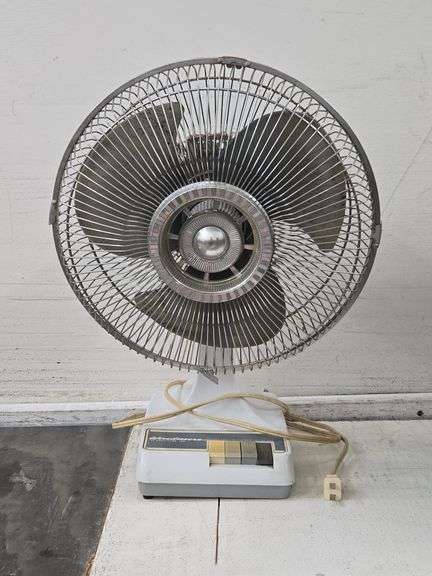 Windmere 12" Oscillating Fan. 6E