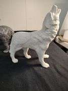 2 Wolf statues