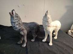 2 Wolf statues
