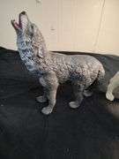2 Wolf statues
