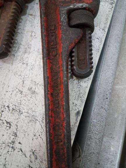 Hand tools and sockets. 2c