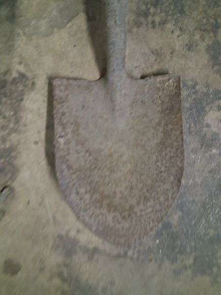 2 short shovels