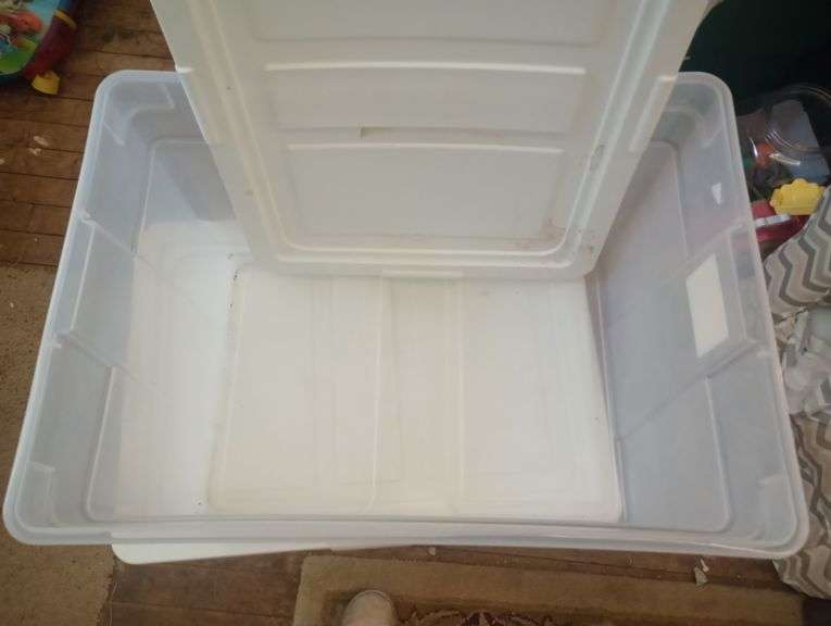 2 Rubbermaid 15.5gallon totes with lids