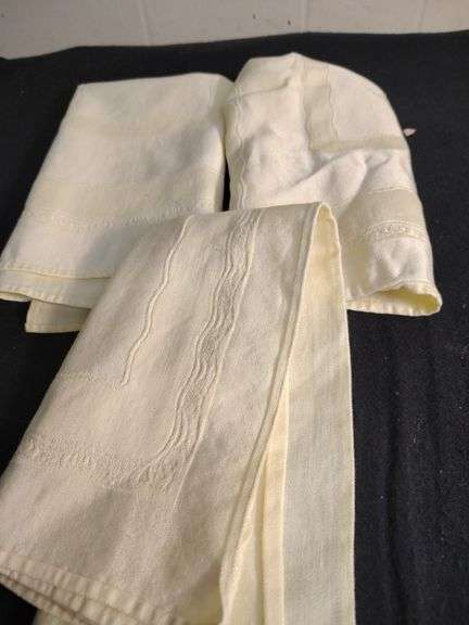 2 Scarfs and table napkins