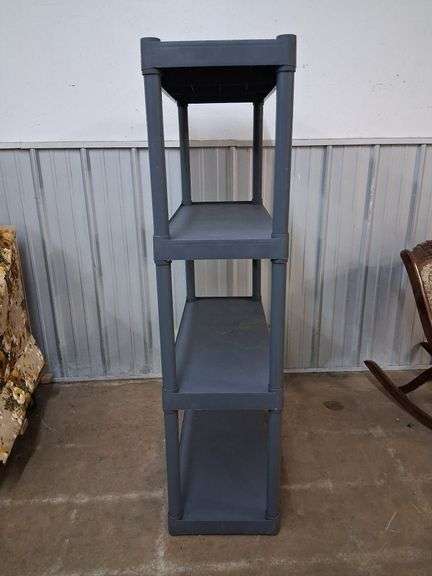 Plano Plastic shelving
