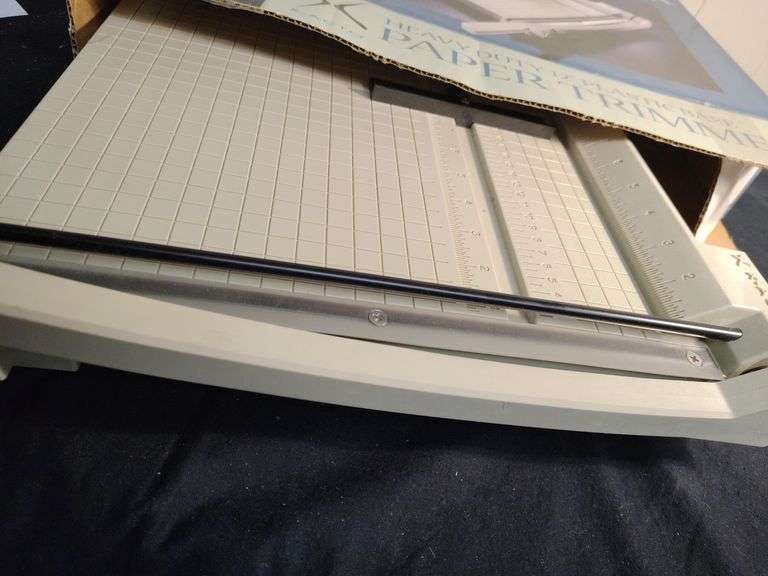 Heavy duty paper trimmer