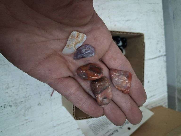 Small polished stones, includes agate, amethyst, and more. 2c