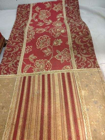 Lidded box with table runner