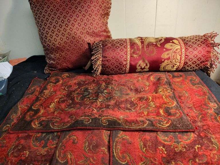 2 Pillows and stand covers