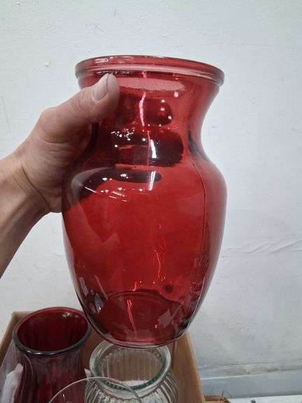 Box lot: red and clear vases. 1b