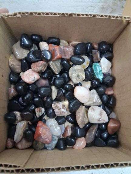 Small polished stones, includes agate, amethyst, and more. 2c