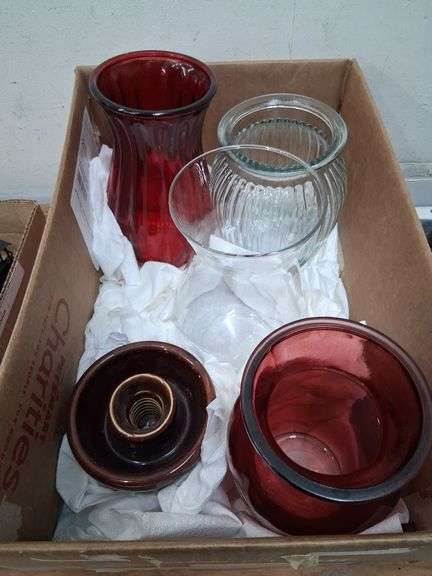 Box lot: red and clear vases. 1b