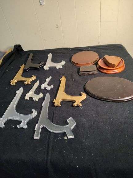Plate holders and displays