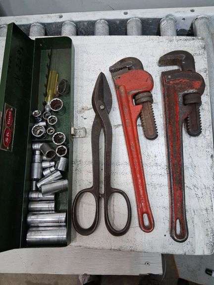 Hand tools and sockets. 2c