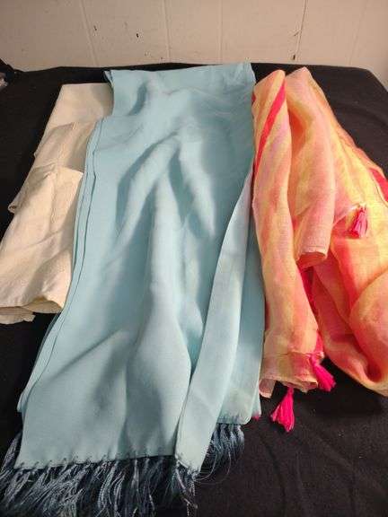 2 Scarfs and table napkins