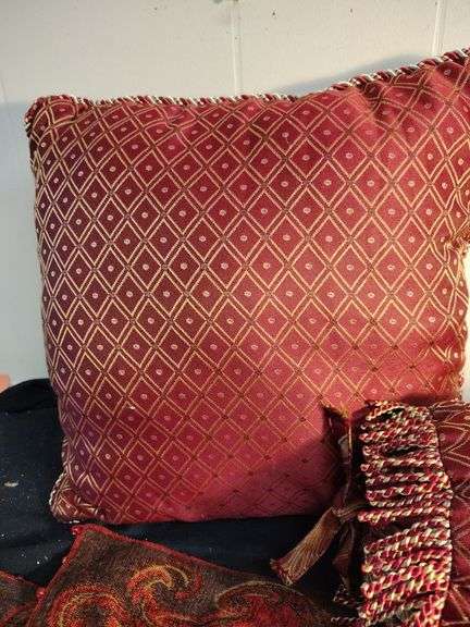 2 Pillows and stand covers