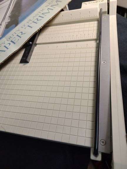 Heavy duty paper trimmer