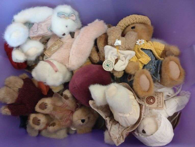 Homz tote full of Boyd's Bears
