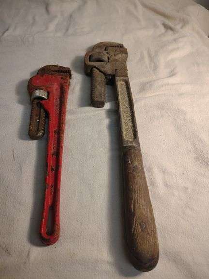 2 Pipe wrenches