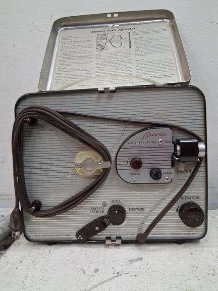 Kodak Brownie Movie Projector, appears nwt. 2e