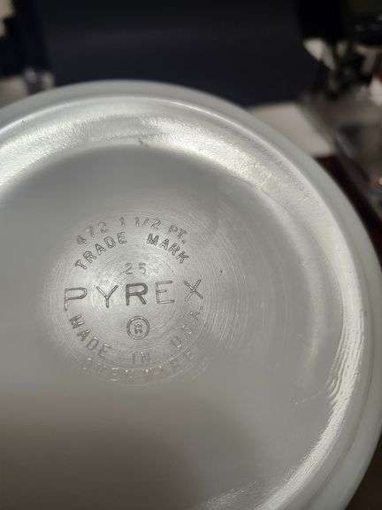 Pyrex Butterfly Gold 472 1.5 pint bowl