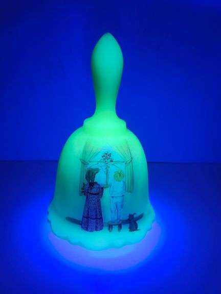 GLOWS Fenton yellow custard satin limited edition bell