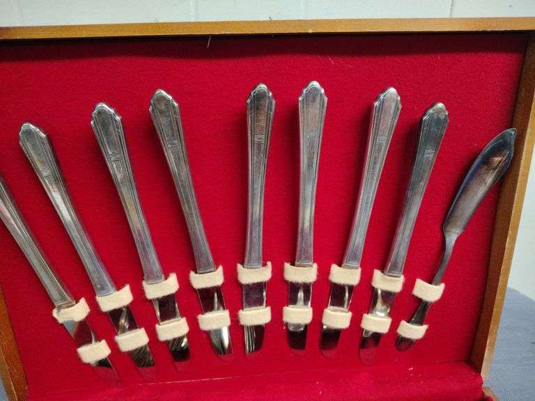 Wm. Rogers Oneida silverware in case