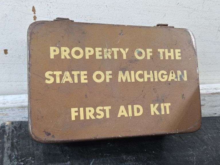 Vintage Metal First Aid Kit. 4C