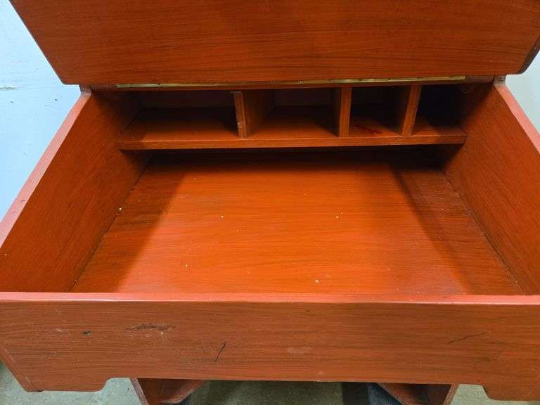 Red Lift-Top Podium