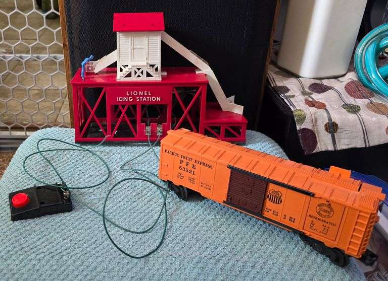 Vintage Lionel #352 Ice Depot Set