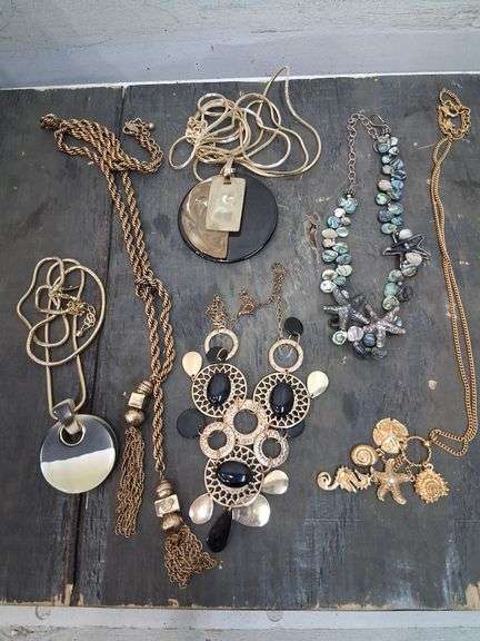 Six necklaces. 1d