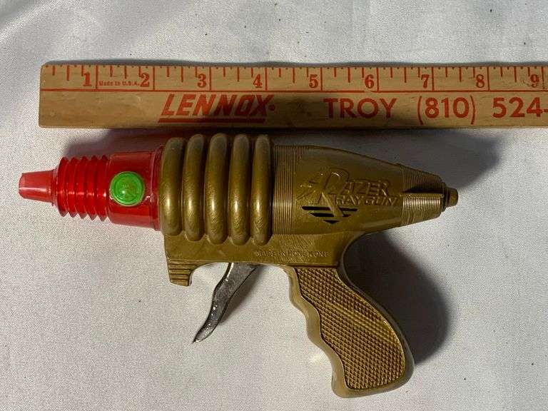 VINTAGE RAZER RAY GUN TOY See Photos
