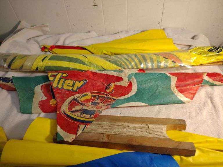 4 Vintage kites
