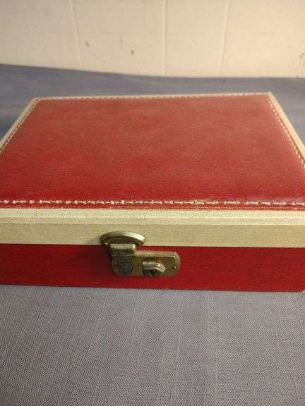 Jewelry box with jewelry