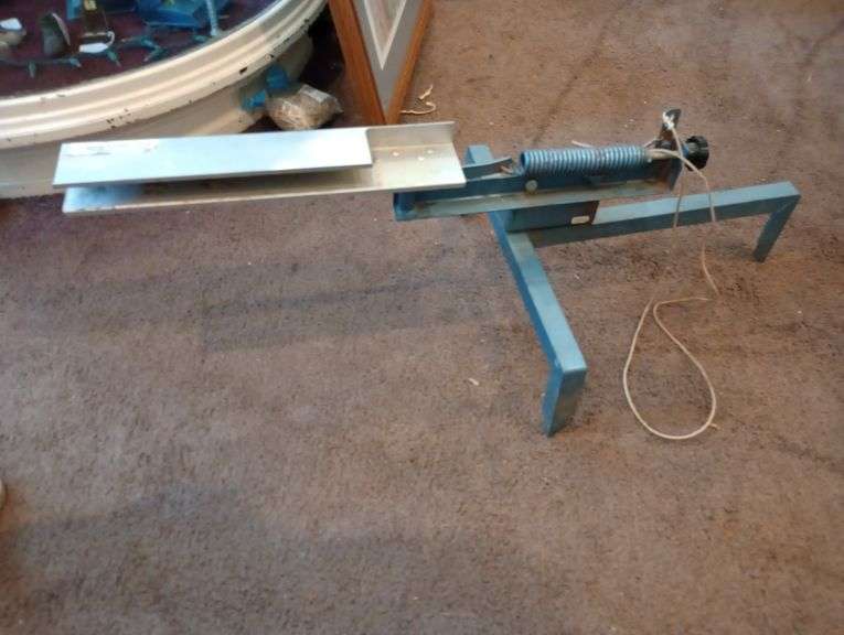 Clay pigeon skeet thrower