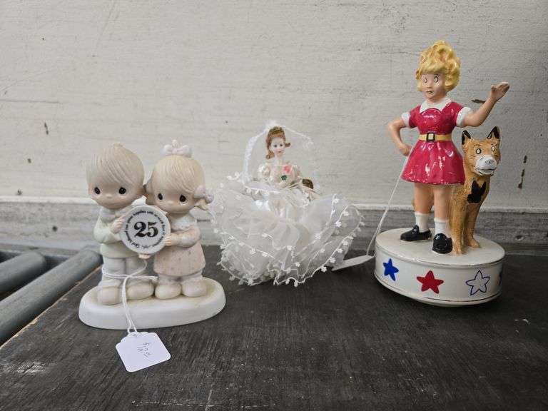 Vintage Collectible Figurines. 4D