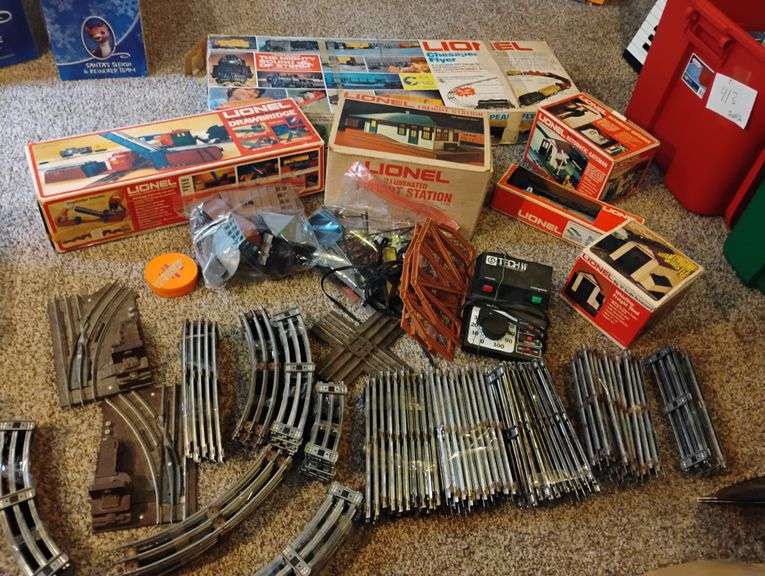 large lionel train stuff lot comes with tote no lid
