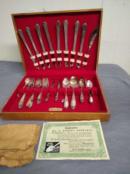 Wm. Rogers Oneida silverware in case