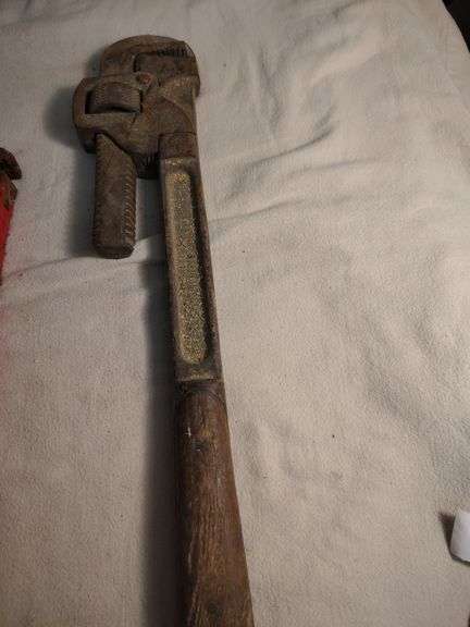 2 Pipe wrenches