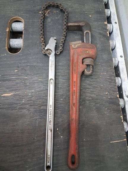 Chain and plumbing wrenches. 2b