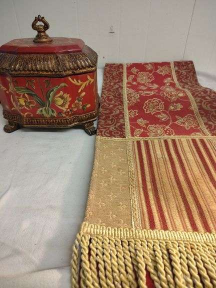 Lidded box with table runner