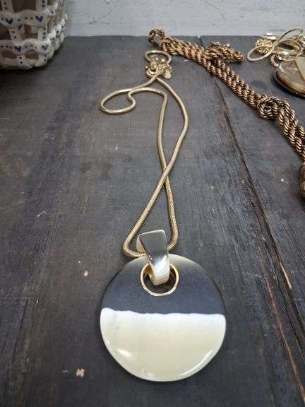Six necklaces. 1d