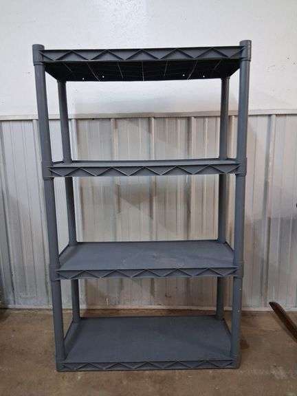 Plano Plastic shelving