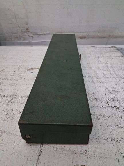 Hand tools and sockets. 2c