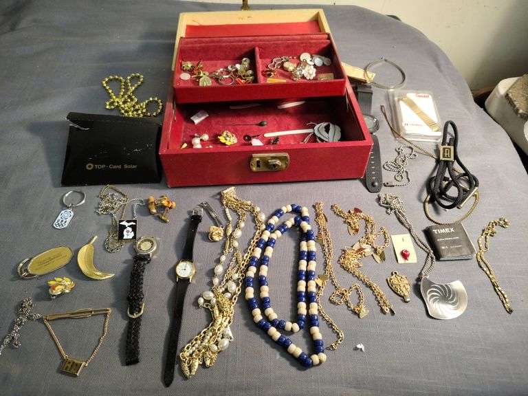 Jewelry box with jewelry