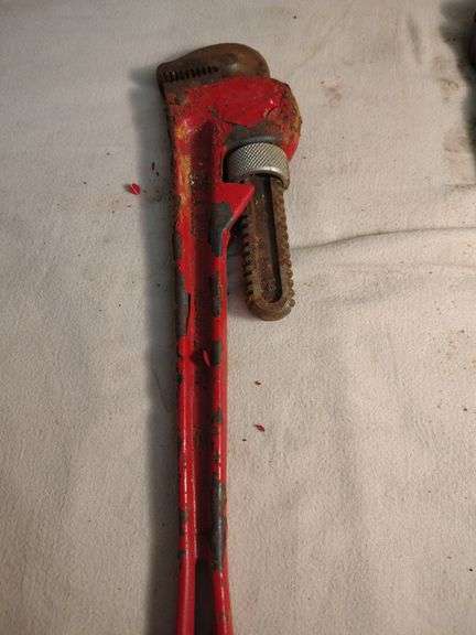2 Pipe wrenches