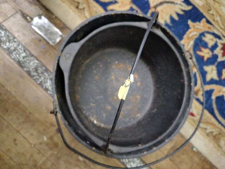 2 Black cast iron pots
