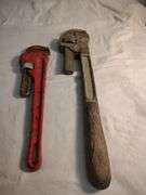 2 Pipe wrenches
